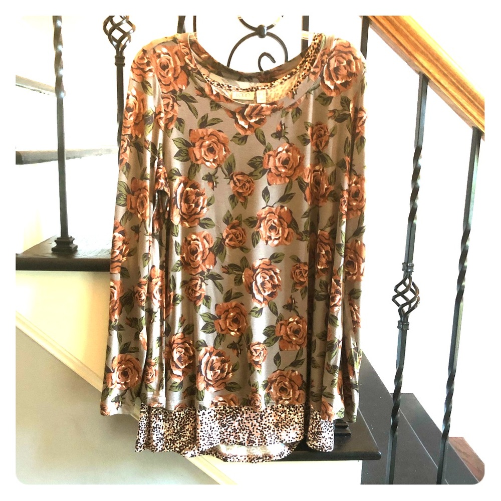 LOGO 2 pc Tunic & shell set multicolored Roses 🌹